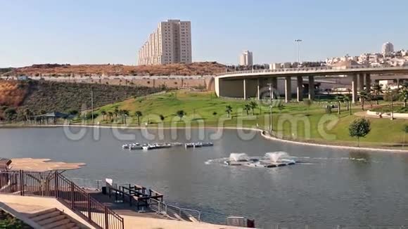 城市湖景视频的预览图