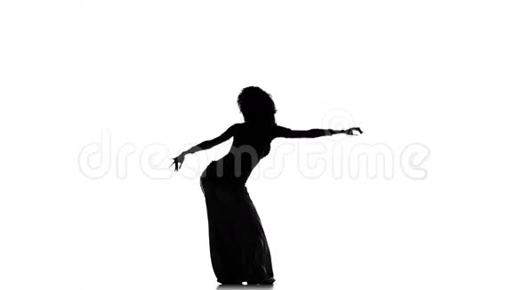 迷人的长发外国肚皮舞女开始在白色的剪影上跳舞视频的预览图