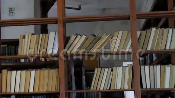 图书馆书架上有许多旧书视频的预览图