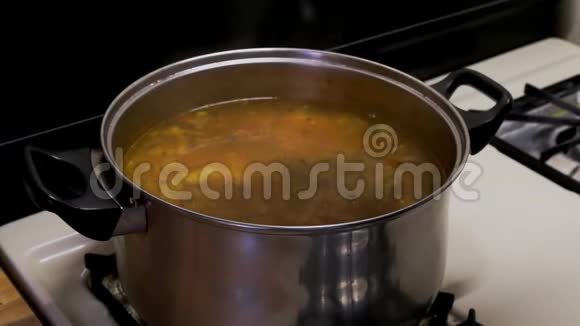 乌克兰在盘子上煮蔬菜汤视频的预览图