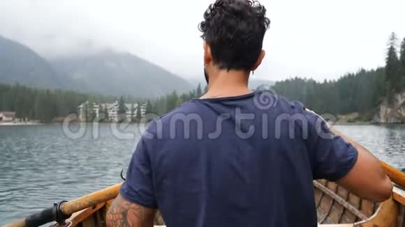 年轻人在湖边划船视频的预览图