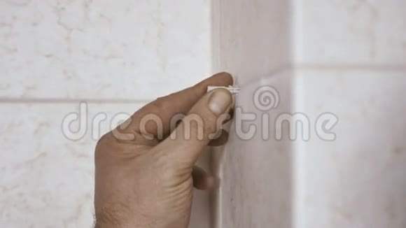 男手锤钉在墙上视频的预览图