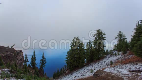 火山口湖上空的云视频的预览图