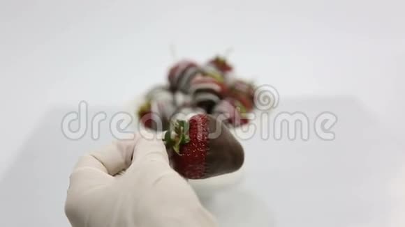 黑巧克力草莓视频的预览图