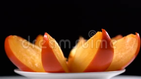 柿子切成薄片在黑色的背景上旋转视频的预览图