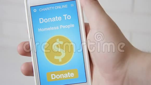 利用智能手机上的慈善机构为无家可归者提供在线捐款的人视频的预览图