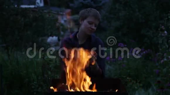 女人在火边暖手视频的预览图