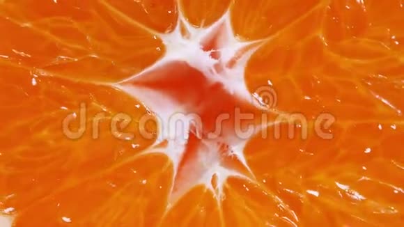 旋转一半成熟的橘子视频的预览图