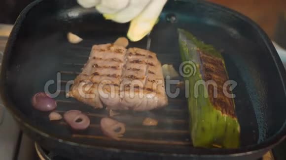 在巴厘岛烹饪课上关闭烤鱼视频的预览图