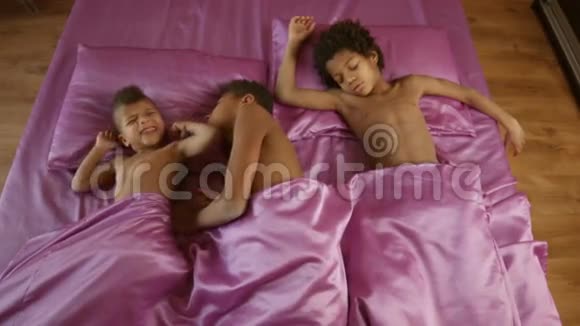 三个非洲小孩睡在一起视频的预览图