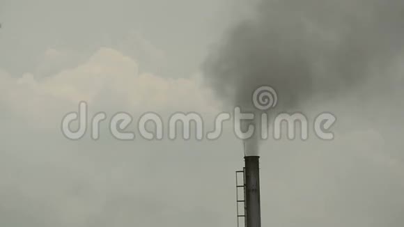 工业烟囱排放的废气污染了环境使空气变得肮脏浑浊视频的预览图