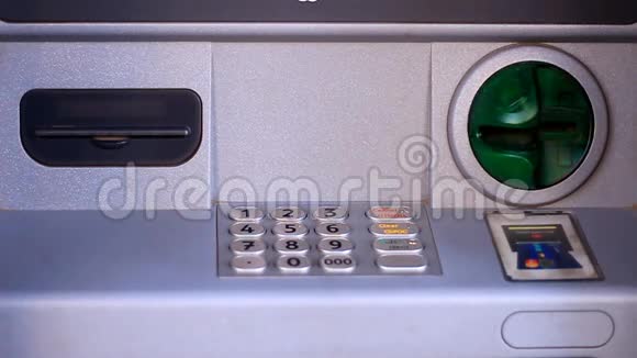 带有信用卡插入和取款装置的自动取款机带有取款支票装置带有键盘的自动取款机视频的预览图