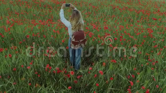 花卉领域的年轻女性博主视频的预览图