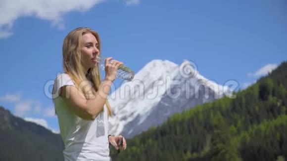 金发女人喝高山水视频的预览图