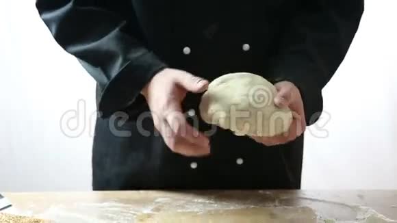 厨师把面团切成三部分视频的预览图