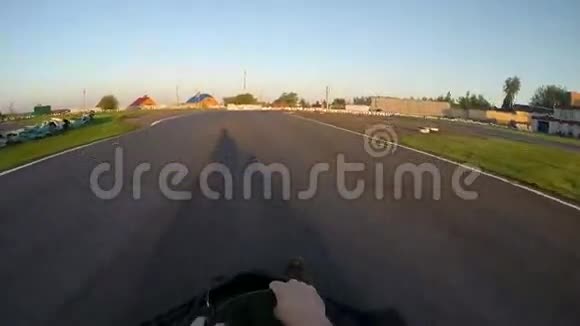 专业驾驶卡丁车在赛道上卡丁车从司机的视角拍摄视频的预览图