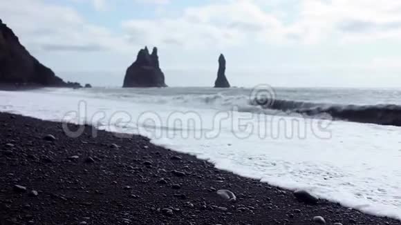 海浪冲刷着海岸不寻常的黑色视频的预览图
