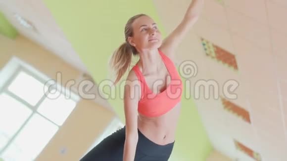 苗条的运动女孩在室内做瑜伽练习伸展视频的预览图