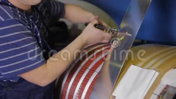 工人用剪刀切割金属片视频的预览图
