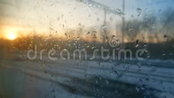 火车车窗冬雨视频的预览图