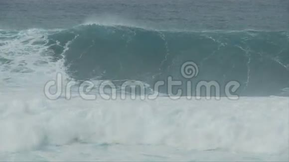 海洋老化慢运动中的大波浪3的剪辑1视频的预览图