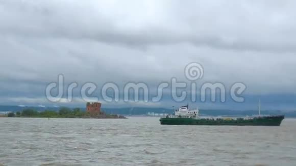 货船在海上遭遇风暴视频的预览图
