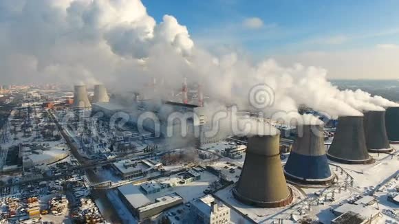 蒸汽从火电站的管道中冒烟空中飞行视频的预览图