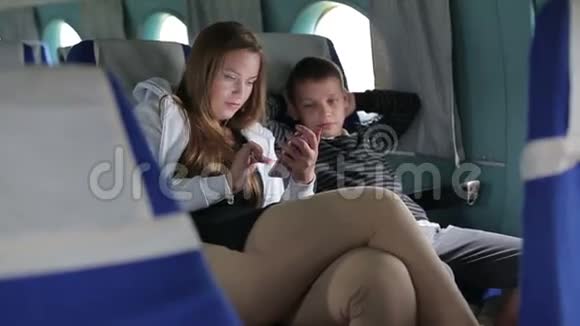 母亲和儿子坐飞机飞行视频的预览图