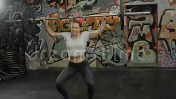 女性举重运动的肖像自信的年轻女子做举重运动视频的预览图