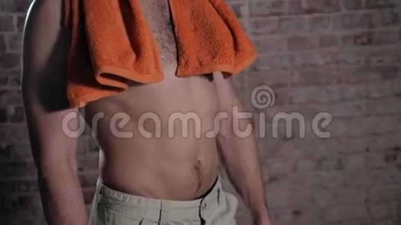 快乐的成熟男人用毛巾看着锻炼视频的预览图