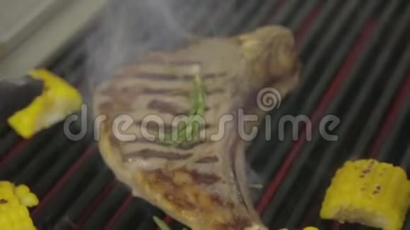 餐厅用玉米烤架烹制的牛排视频的预览图