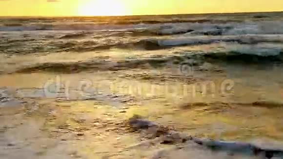 美丽的橙色日落在海上视频的预览图