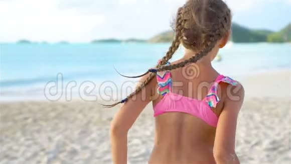 可爱的快乐小女孩在日落的白色海滩上玩得很开心流动电视视频的预览图