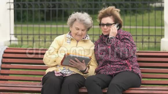 两个女人在户外讨论家庭问题视频的预览图