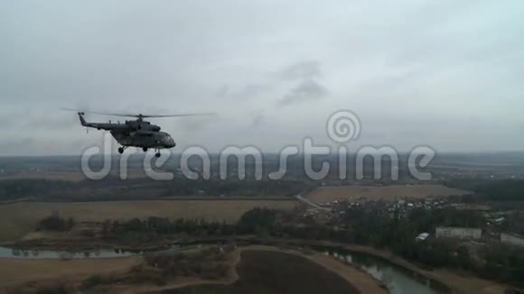 从上面看飞行军用直升机视频的预览图