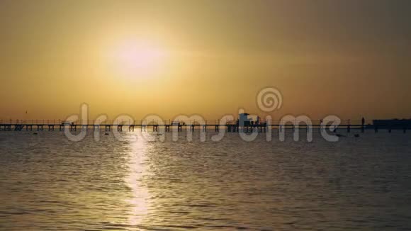 夕阳在红海中温暖的阳光照耀着海浪视频的预览图