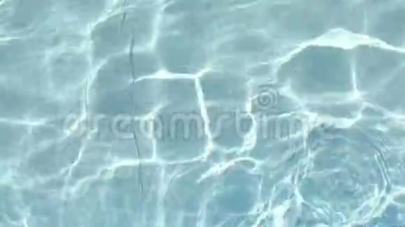 球在水里视频的预览图