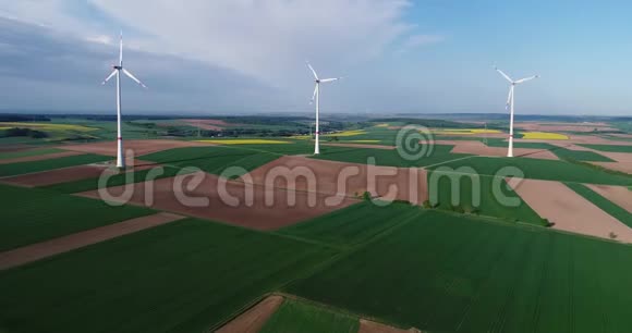 风电场矗立在绿茵场上风力发电机背景蓝天白云阳光明媚视频的预览图