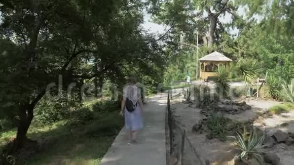 在热带植物园散步的小女孩格鲁吉亚巴统视频的预览图