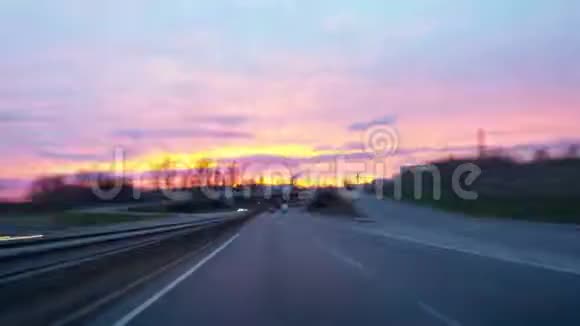 在日落时分的城市公路上时光流逝视频的预览图