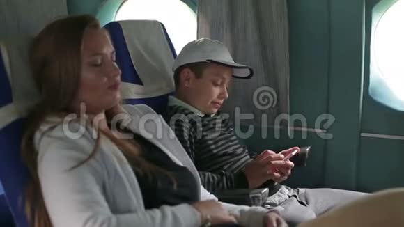 母亲和儿子坐飞机飞行视频的预览图