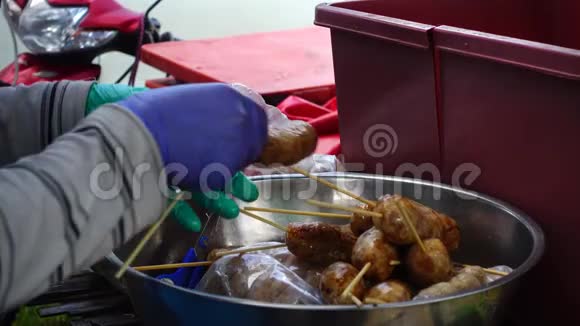 女商人准备泰国式烤肠视频的预览图