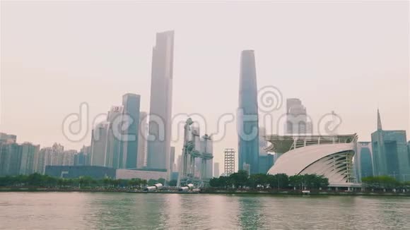 观广州隔江珠江广州商业区珠江附近的摩天大楼视频的预览图