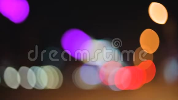 夜城的彩色bokeh灯移动圆圈的交通灯标志分散注意力的夜晚亮点视频的预览图