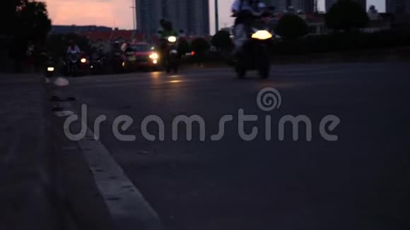 自行车和汽车在小路上堵车视频的预览图