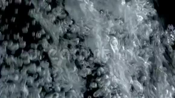 黑色背景的气泡浮出水面视频的预览图