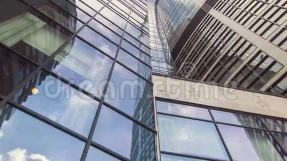 高玻璃摩天大楼的低角度视频的预览图