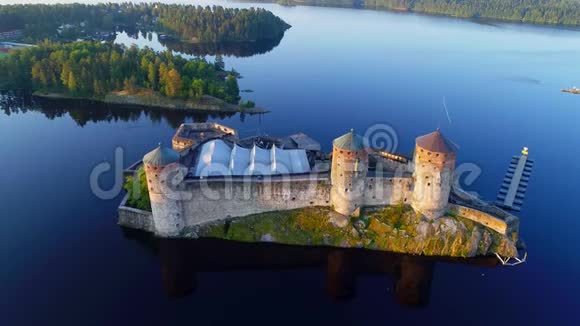 古老的奥拉夫林纳堡垒在早晨的景观空中芬兰萨文林纳视频的预览图