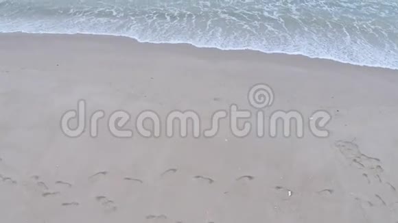 带着脚印在沙滩上冲浪慢镜头空中视频视频的预览图