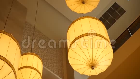 吊在天花板上的纸灯笼悬挂在天花板上的中国纸灯笼黄色的中国纸灯笼视频的预览图